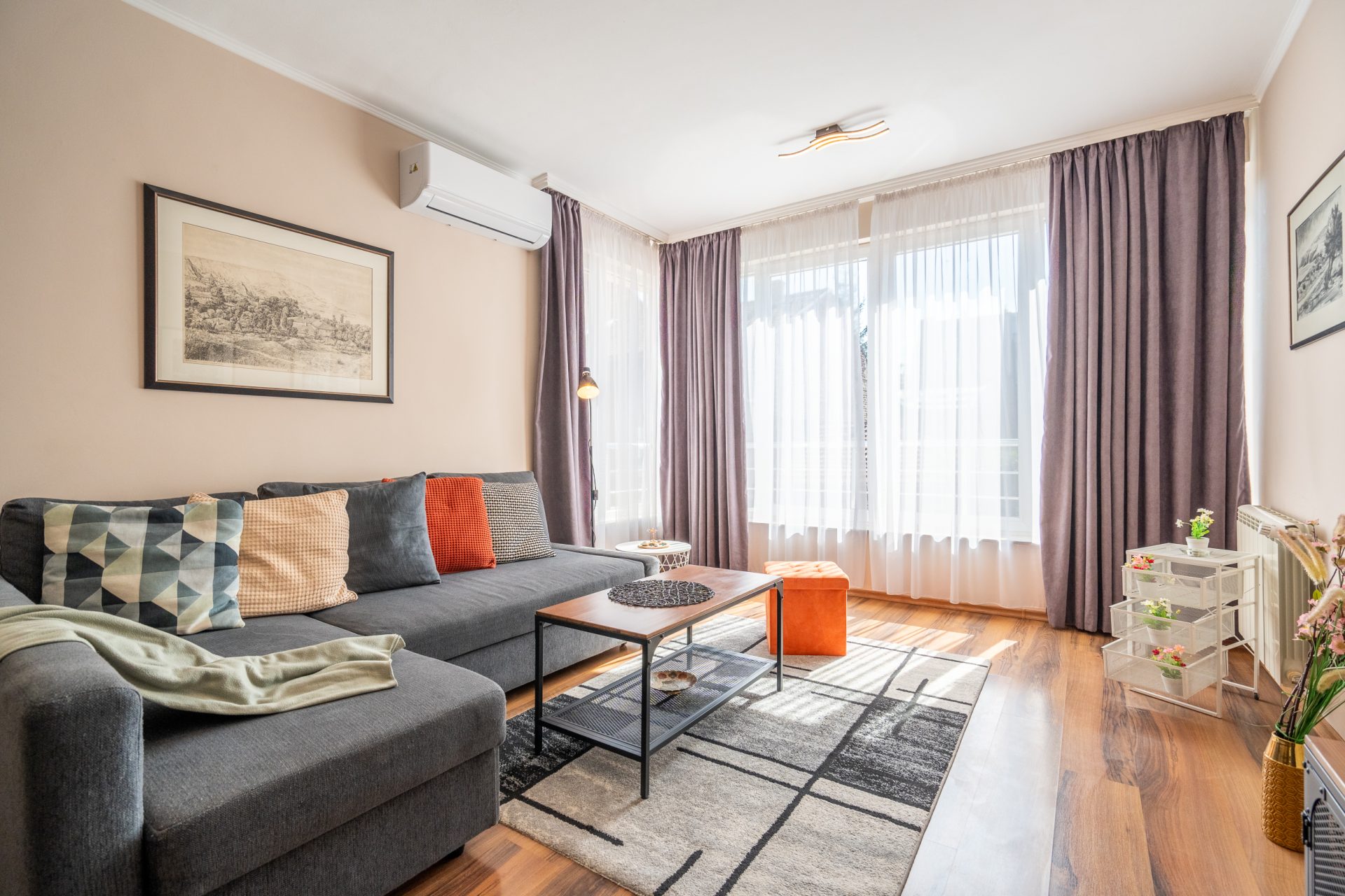 Allure And Elegant Central Apartment